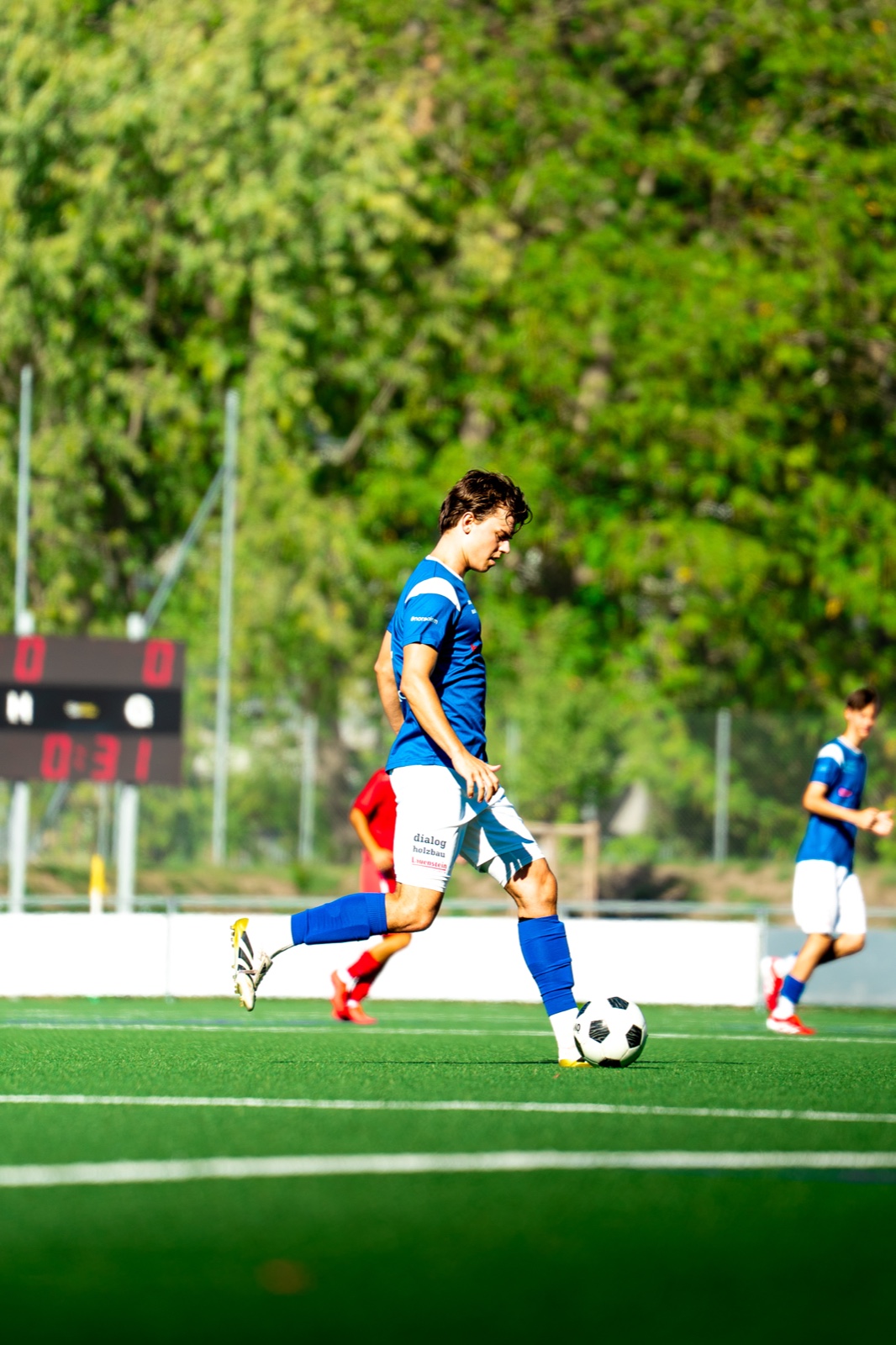 Fussballspieler in Aktion auf dem Spielfeld