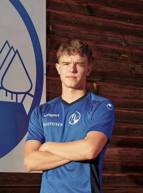 Fussballspieler in Aktion auf dem Spielfeld