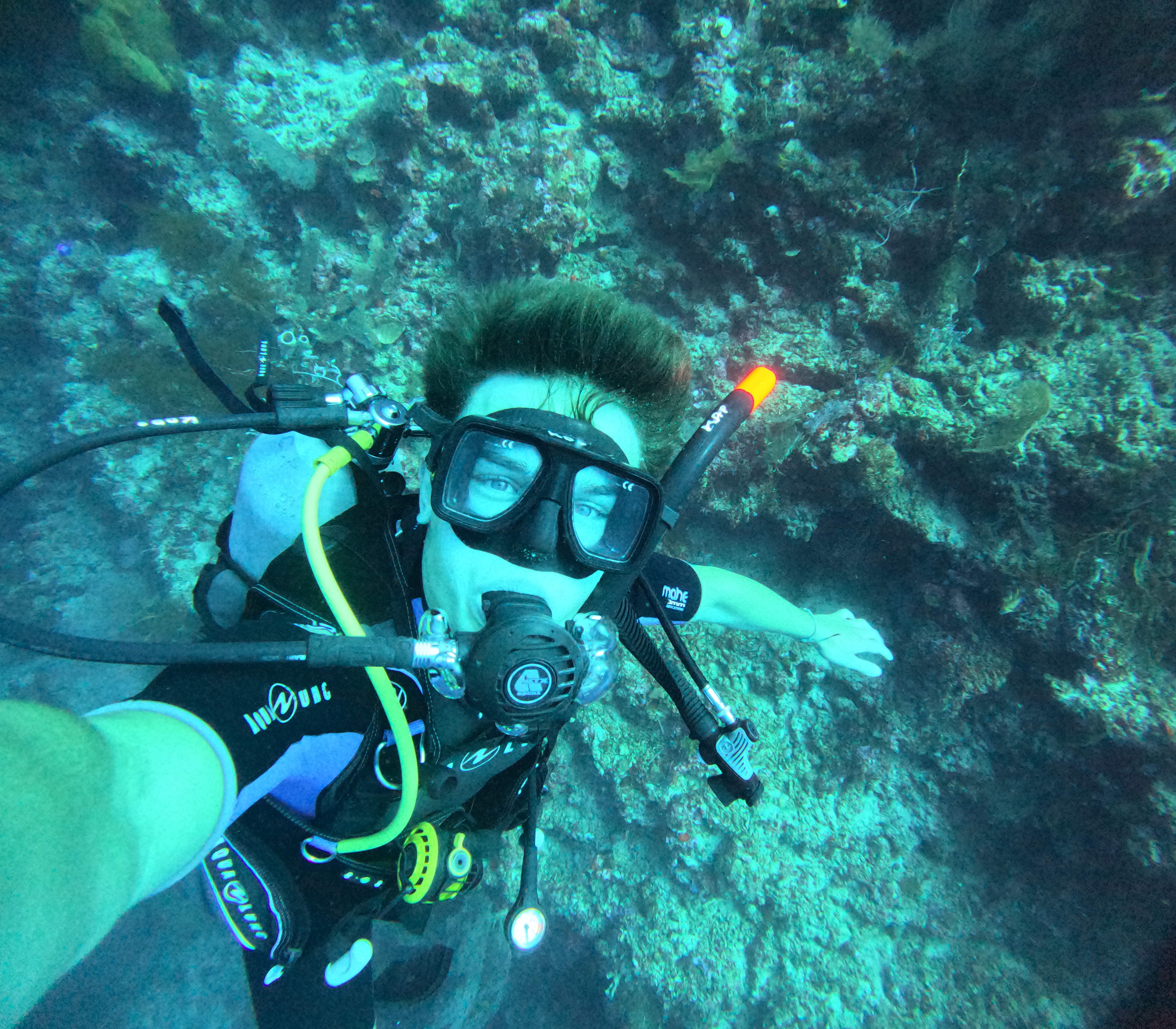 Taucher unter Wasser mit bunten Korallen