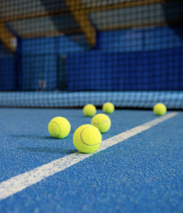 Tennisspieler mit Schläger auf dem Court