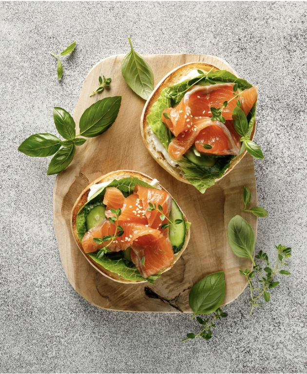 Kochen in der Küche mit frischen Zutaten