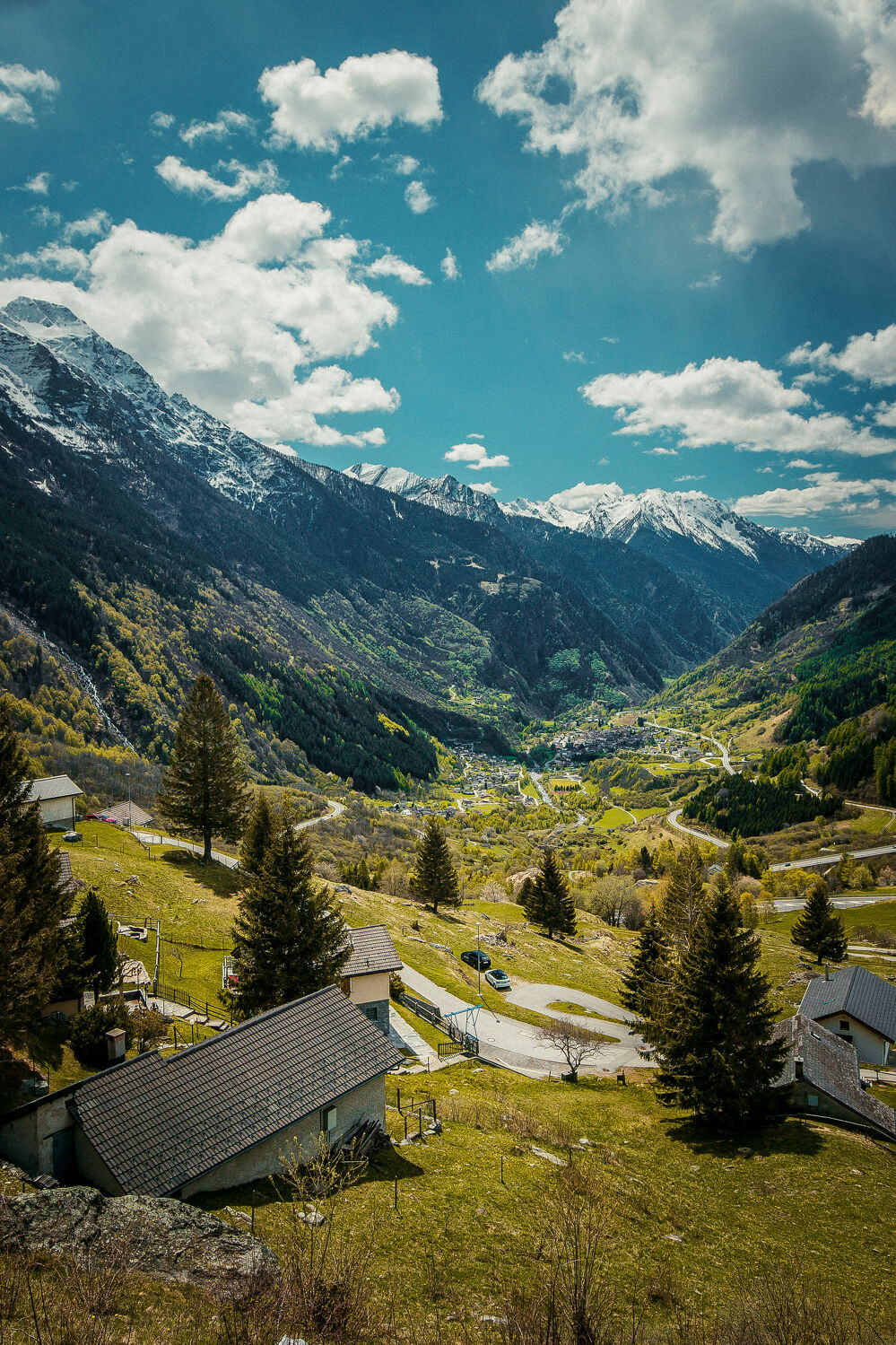 Wanderer in den Schweizer Alpen mit Bergpanorama